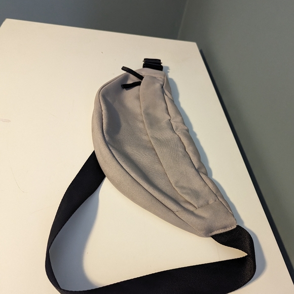 Everlane The Renew Transit Fanny Pack Warm Quartz - Picture 3 of 5